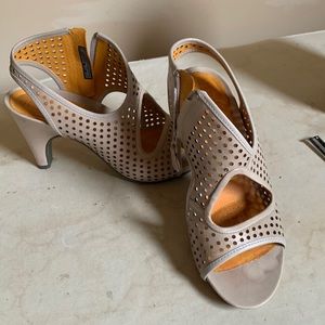 Very chic neutral sandal